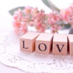 「LOVE」の文字と花