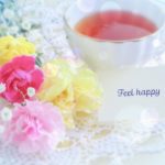 紅茶と花束とFeel happyの文字