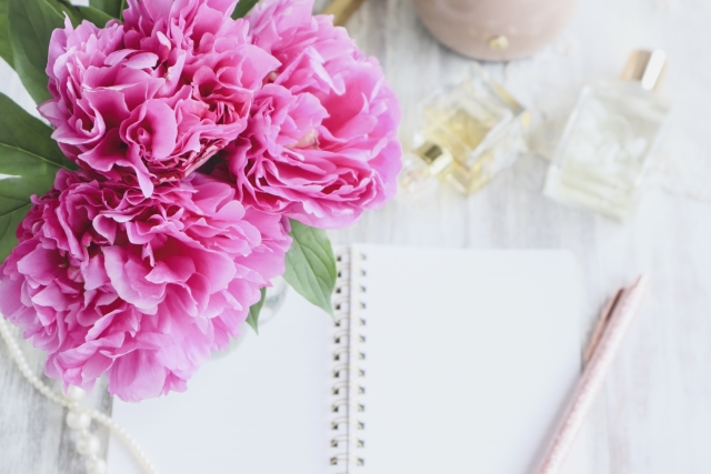 ピンクの花とノート