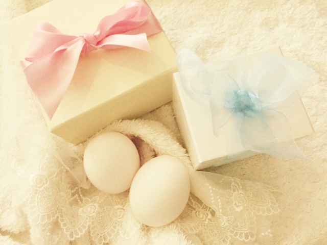 プレゼントボックスと卵