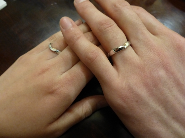 結婚指輪をしている男女の手